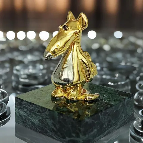 На память: Фигурка «Крысеныш с сыром» из бронзы