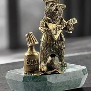 Композиция «Медведь с водкой» на змеевике — фотография 1