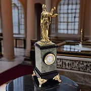 Настольные часы «Фемида» из жадеита и долерита в подарок — фотография 1