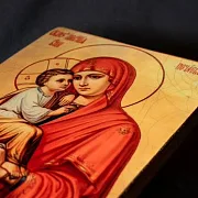 Икона деревянная "Богоматерь Почаевская" в подарок — фотография 6