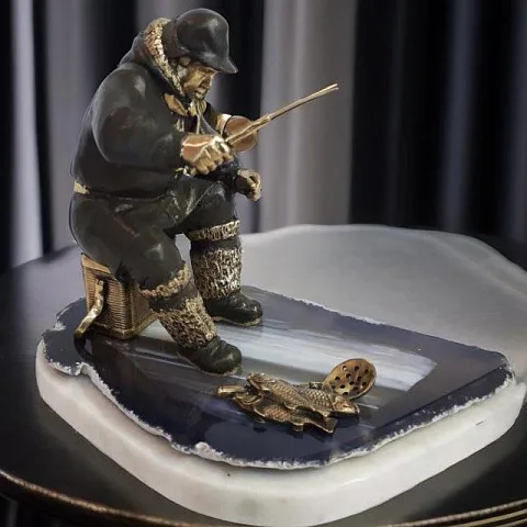 Статуэтка «Рыбак зимний» из бронзы на агате